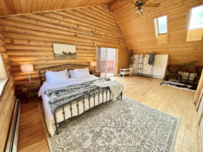 Large Off-Grid Luxury Cabin- creek land & views